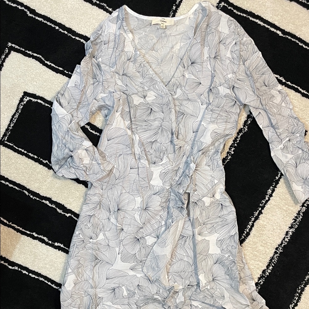 Entro Long Sleeve Floral Dress in White and Gray